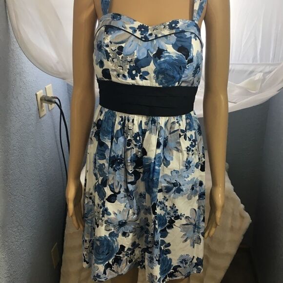 City Triangles Dresses & Skirts - City Triangles Dress Sweetheart Neckline Blue EUC